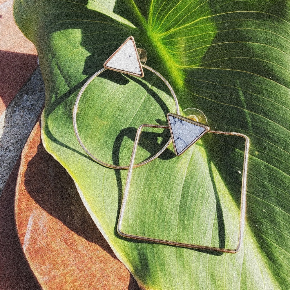 Minimalistic mismatch hoop earlings